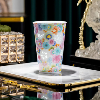 Pahar din porțelan multicolor, elegant pentru băuturi: cola, lapte și cafea – uz casnic, cu mâner