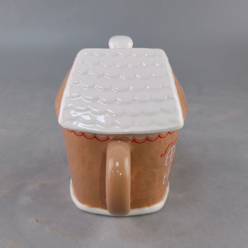 Cană ceramică 3D cu casă de turtă dulce, Crăciun, cu capac – pictată manual, design drăguț