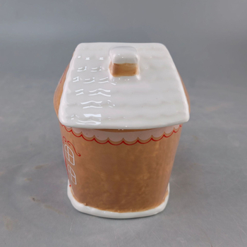 Cană ceramică 3D cu casă de turtă dulce, Crăciun, cu capac – pictată manual, design drăguț