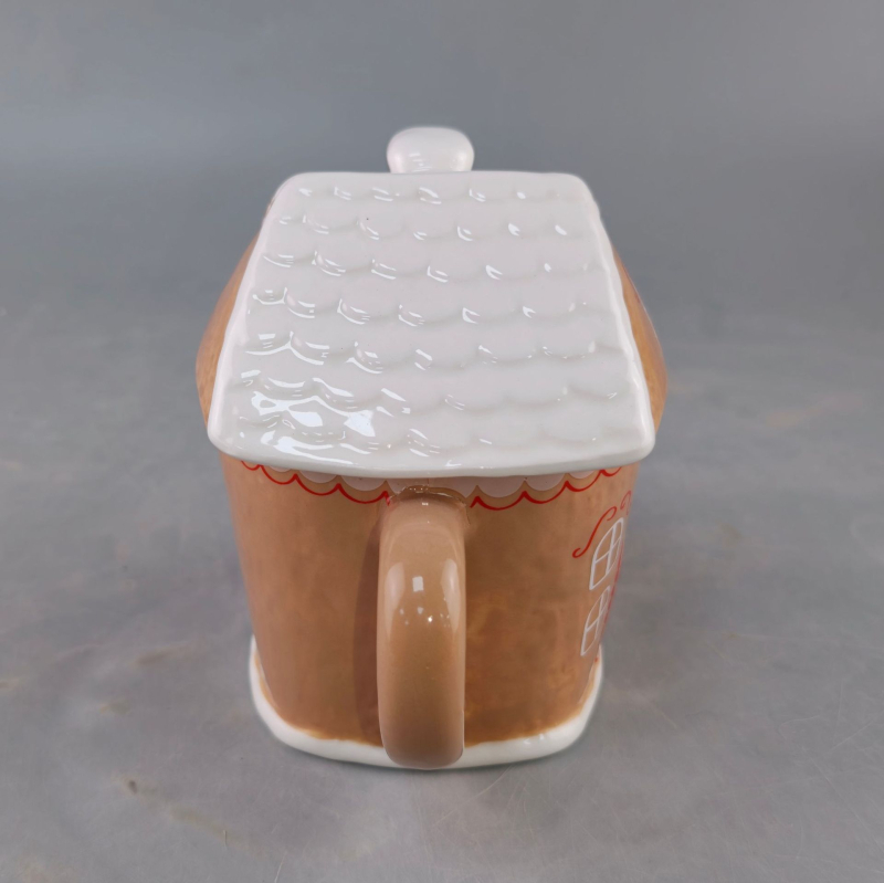 Cană ceramică 3D cu casă de turtă dulce, Crăciun, cu capac – pictată manual, design drăguț