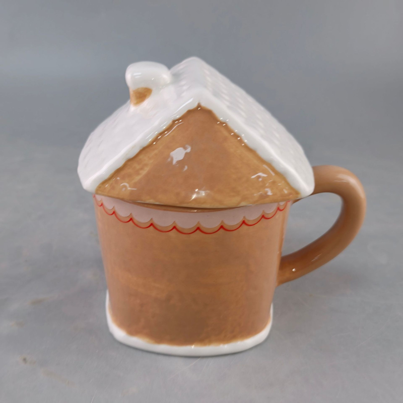 Cană ceramică 3D cu casă de turtă dulce, Crăciun, cu capac – pictată manual, design drăguț