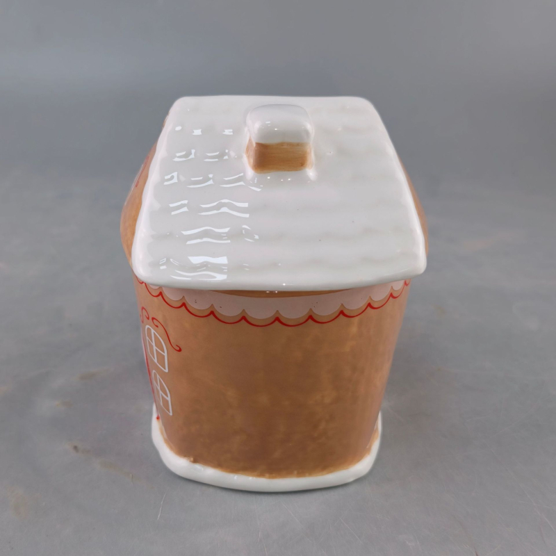 Cană ceramică 3D cu casă de turtă dulce, Crăciun, cu capac – pictată manual, design drăguț