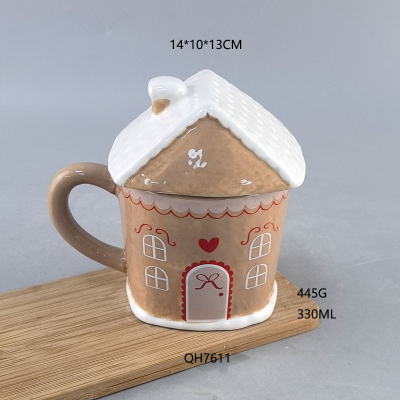 Cană ceramică 3D cu casă de turtă dulce, Crăciun, cu capac – pictată manual, design drăguț