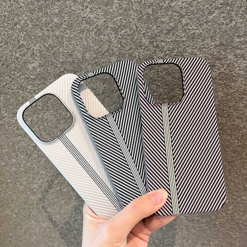 Калъф за iPhone 16 Pro Max с матова карбонова текстура, приятен на допир, полупокриващ дизайн