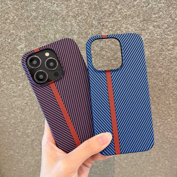 Калъф за iPhone 16 Pro Max с матова карбонова текстура, приятен на допир, полупокриващ дизайн