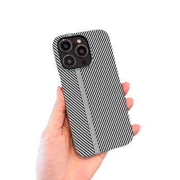 Калъф за iPhone 16 Pro Max с матова карбонова текстура, приятен на допир, полупокриващ дизайн