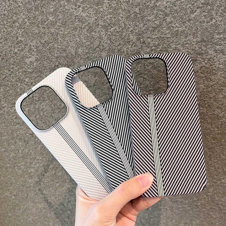 Калъф за iPhone 16 Pro Max с матова карбонова текстура, приятен на допир, полупокриващ дизайн