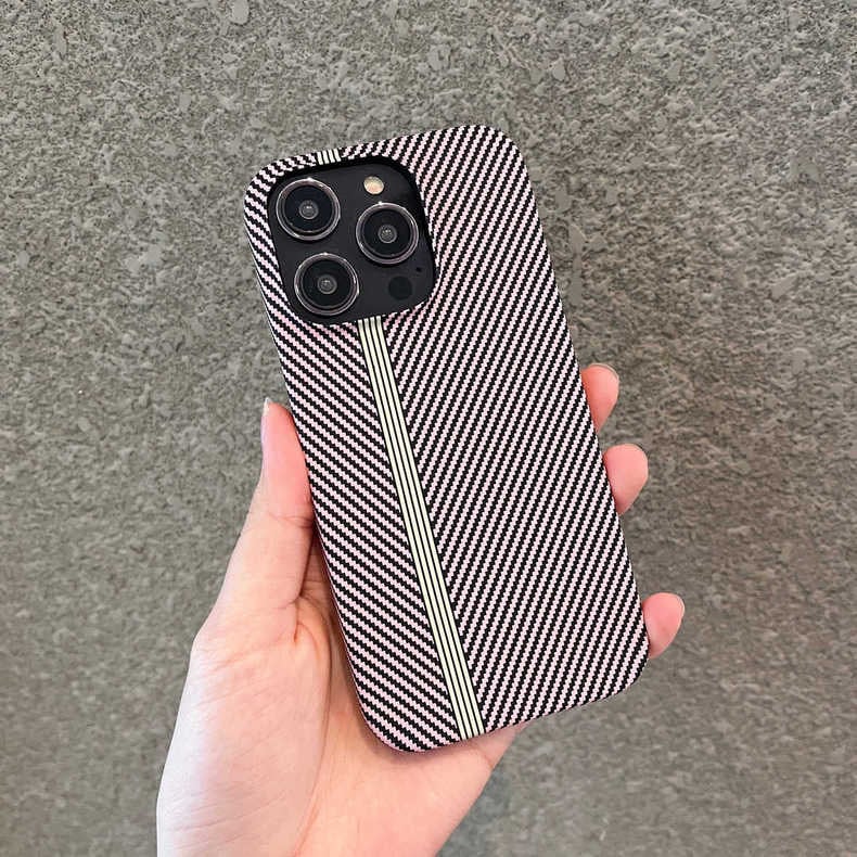 Калъф за iPhone 16 Pro Max с матова карбонова текстура, приятен на допир, полупокриващ дизайн