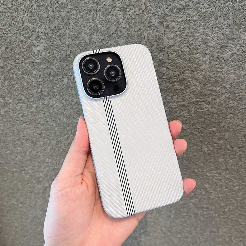 Калъф за iPhone 16 Pro Max с матова карбонова текстура, приятен на допир, полупокриващ дизайн
