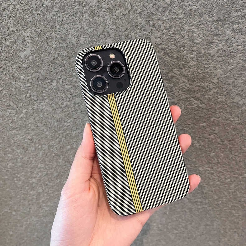 Калъф за iPhone 16 Pro Max с матова карбонова текстура, приятен на допир, полупокриващ дизайн
