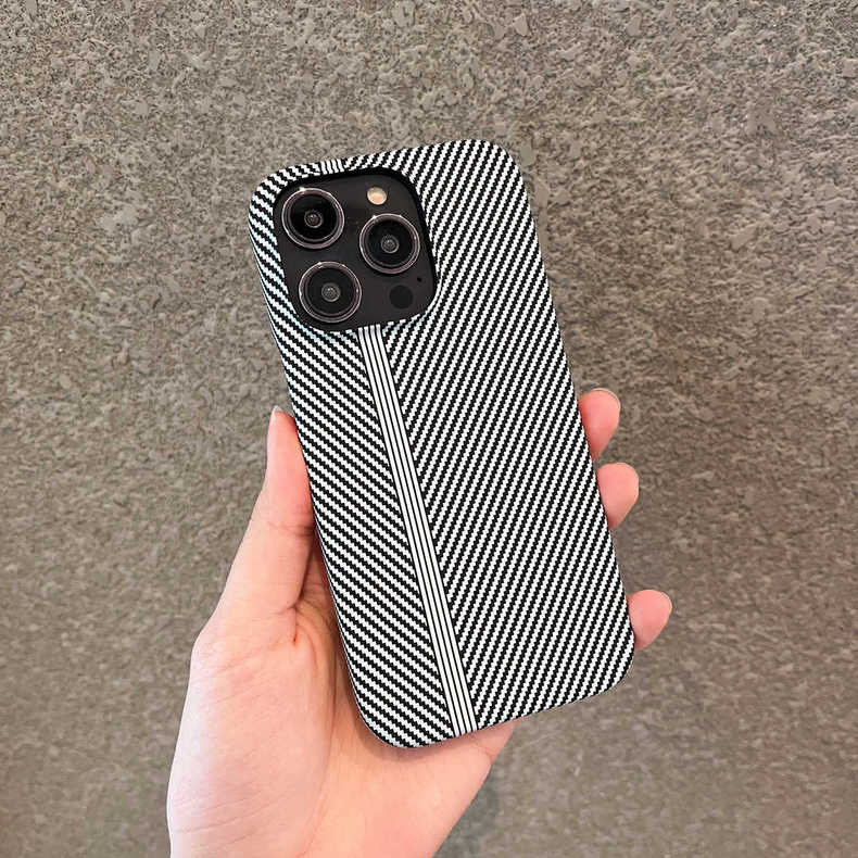 Калъф за iPhone 16 Pro Max с матова карбонова текстура, приятен на допир, полупокриващ дизайн