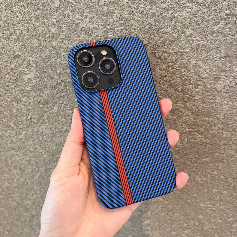 Калъф за iPhone 16 Pro Max с матова карбонова текстура, приятен на допир, полупокриващ дизайн