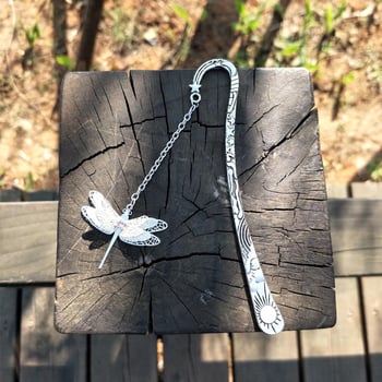 Semn de carte care luminează în întuneric cu soare, lună, stele, dragonfly și fluture, design metalic creativ pentru elevi