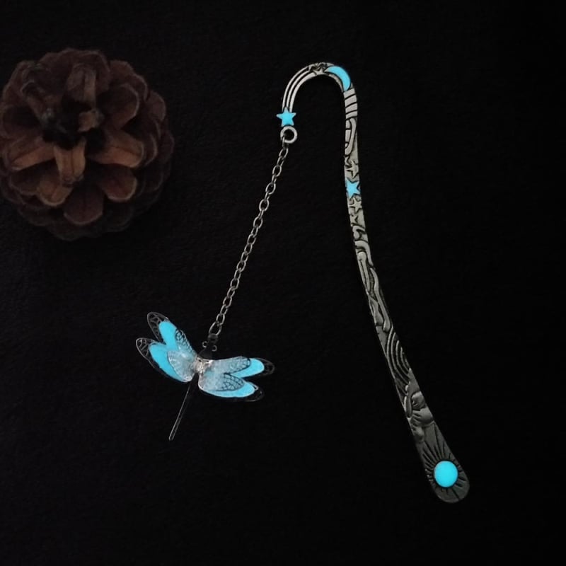 Semn de carte care luminează în întuneric cu soare, lună, stele, dragonfly și fluture, design metalic creativ pentru elevi