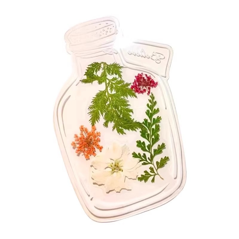 Semn de carte cu flori uscate și specimen de plantă într-o peliculă de laminare, frunză de arțar de toamnă — materiale DIY realizate manual, colaj de frunze transparent