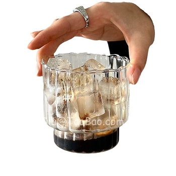 Pahar din sticlă cu design retro, rezistent la temperaturi înalte, cu posibilitate de stivuire și dungi verticale; pentru cafea, apă, băuturi reci și sucuri