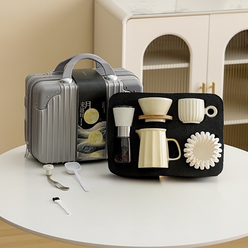 Set ceramic de cafea cu stil retro pentru preparare manuală: ibric de cafea, ceașcă de filtru, cană pentru partaj, râșniță de cafea și accesorii