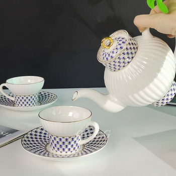 Set cafea din porțelan alb cu model garland cobalt albastru — cești, farfurioare și ceainic pentru ceaiul de după-amiază