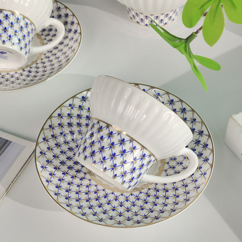 Set cafea din porțelan alb cu model garland cobalt albastru — cești, farfurioare și ceainic pentru ceaiul de după-amiază