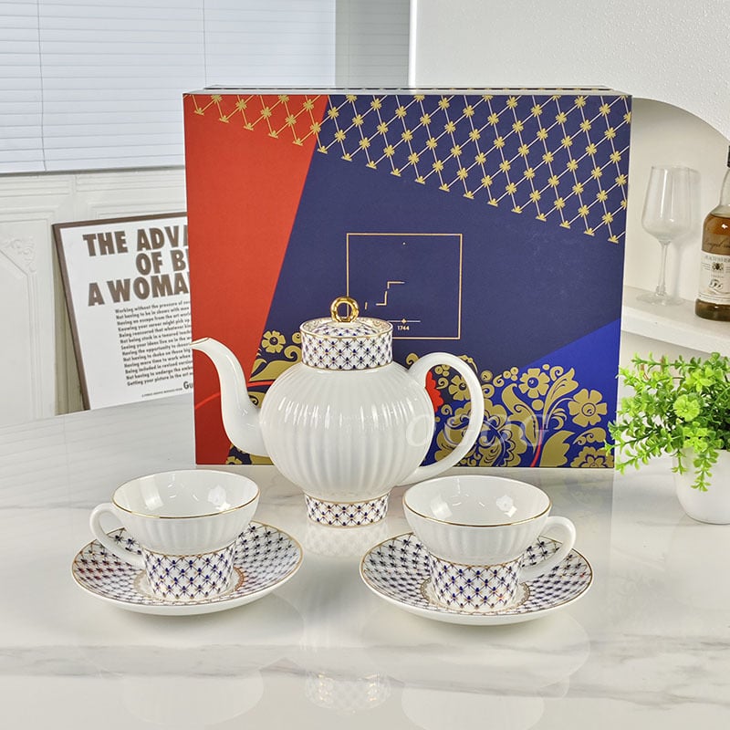 Set cafea din porțelan alb cu model garland cobalt albastru — cești, farfurioare și ceainic pentru ceaiul de după-amiază