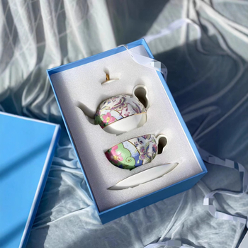 Set de ceainic din porțelan osos cu model floral, patru piese (ceainic, cești și farfurioare)