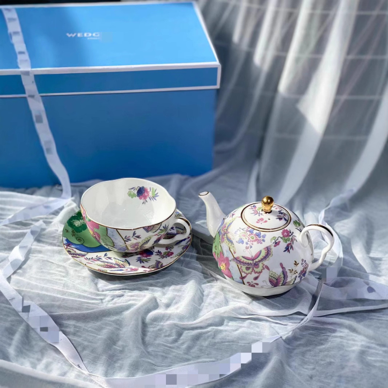 Set de ceainic din porțelan osos cu model floral, patru piese (ceainic, cești și farfurioare)