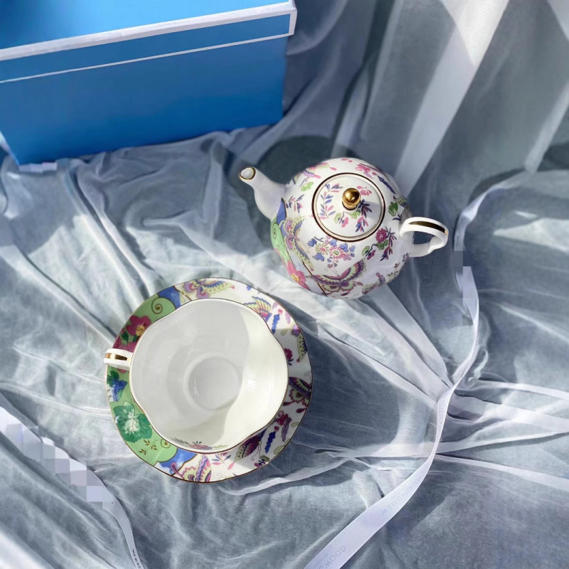 Set de ceainic din porțelan osos cu model floral, patru piese (ceainic, cești și farfurioare)