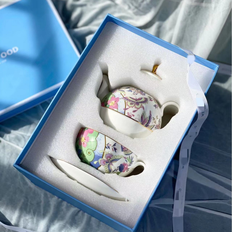Set de ceainic din porțelan osos cu model floral, patru piese (ceainic, cești și farfurioare)