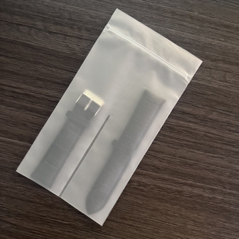 Pungă de ambalaj pentru ceas din CPE, mată, universală, cu design translucid în model pătrat, închidere cu fermoar, imprimare logo disponibilă