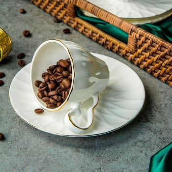 Set de cafea din porțelan cu margine aurie, 15 piese, include cafetieră, zaharniță, ceașcă de lapte și farfurioare, în cutie cadou