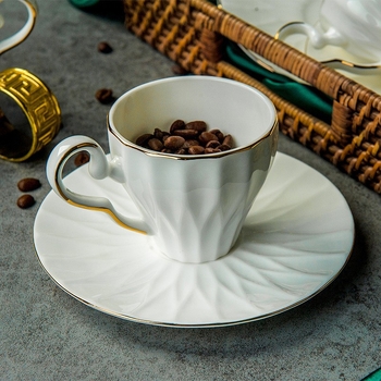 Set de cafea din porțelan cu margine aurie, 15 piese, include cafetieră, zaharniță, ceașcă de lapte și farfurioare, în cutie cadou