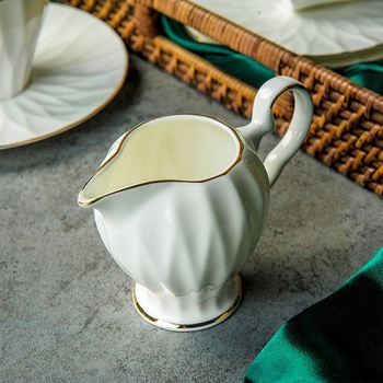 Set de cafea din porțelan cu margine aurie, 15 piese, include cafetieră, zaharniță, ceașcă de lapte și farfurioare, în cutie cadou