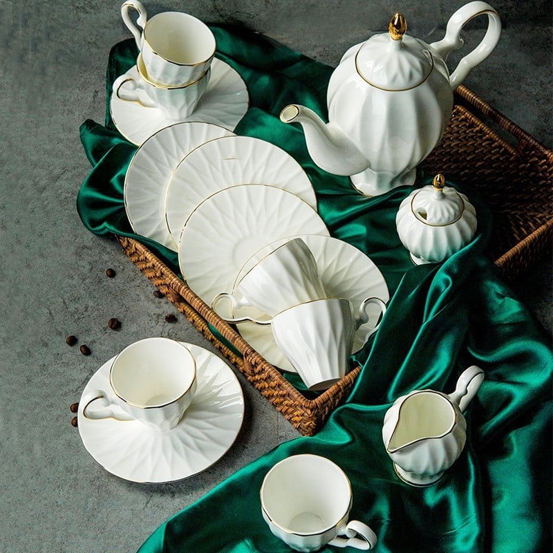 Set de cafea din porțelan cu margine aurie, 15 piese, include cafetieră, zaharniță, ceașcă de lapte și farfurioare, în cutie cadou