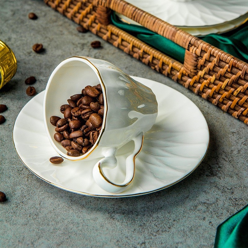 Set de cafea din porțelan cu margine aurie, 15 piese, include cafetieră, zaharniță, ceașcă de lapte și farfurioare, în cutie cadou