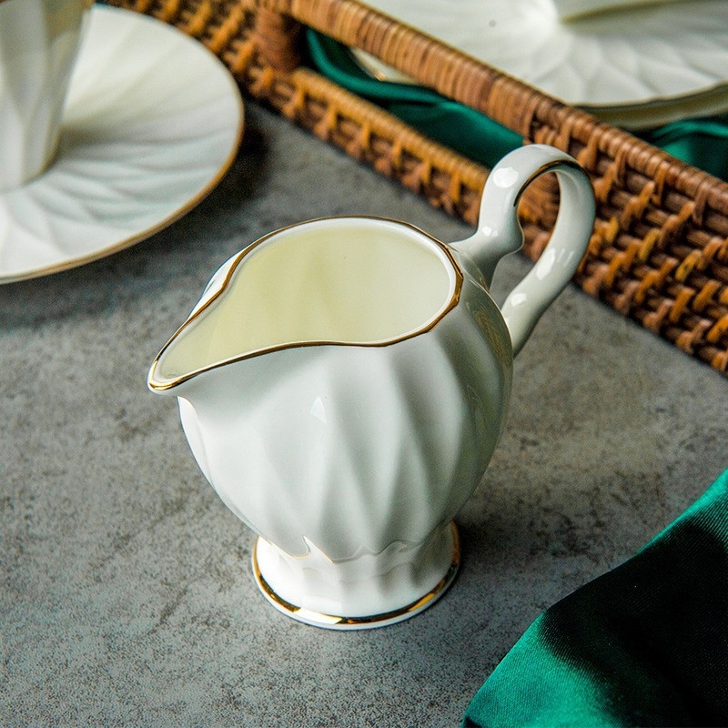 Set de cafea din porțelan cu margine aurie, 15 piese, include cafetieră, zaharniță, ceașcă de lapte și farfurioare, în cutie cadou