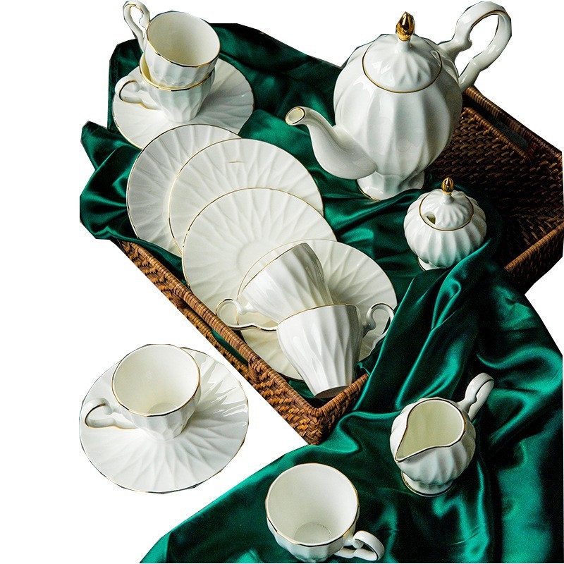 Set de cafea din porțelan cu margine aurie, 15 piese, include cafetieră, zaharniță, ceașcă de lapte și farfurioare, în cutie cadou