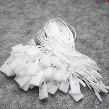 Șnur alb pentru etichetă, cu cataramă rotundă și elemente de etichetă din plastic