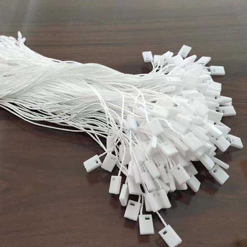 Șnur alb pentru etichetă, cu cataramă rotundă și elemente de etichetă din plastic