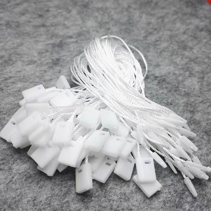 Șnur alb pentru etichetă, cu cataramă rotundă și elemente de etichetă din plastic