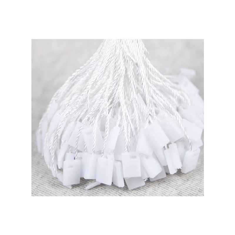 Șnur alb pentru etichetă, cu cataramă rotundă și elemente de etichetă din plastic