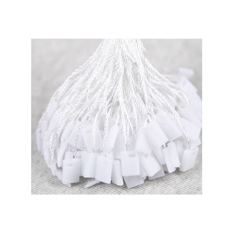 Șnur alb pentru etichetă, cu cataramă rotundă și elemente de etichetă din plastic