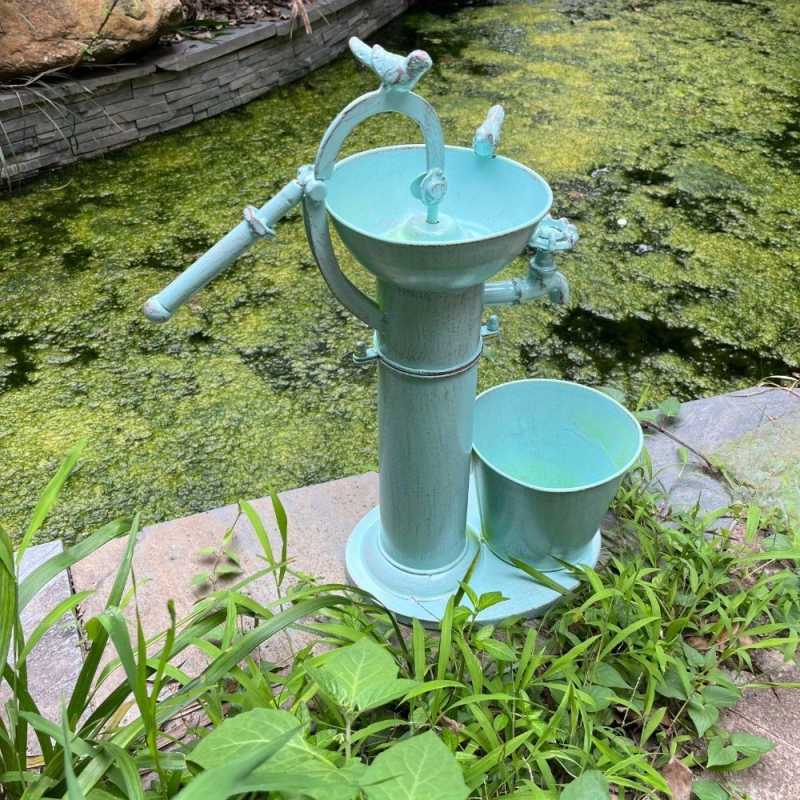 Ghiveci metalic rustic cu pompă de apă, decor de grădină, formă neregulată, hranitor pentru păsări și suport pentru bonsai.