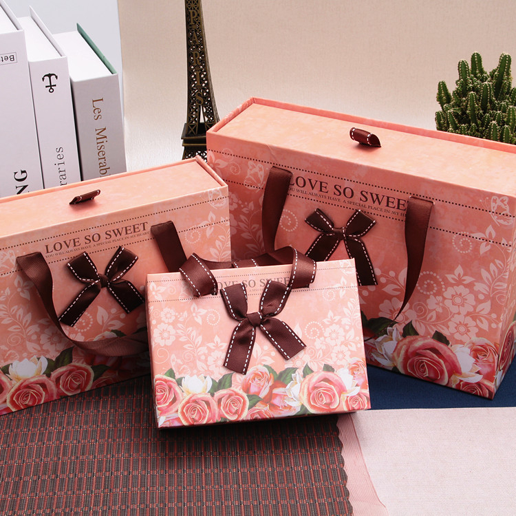 Cutie cadou cu sertar, conține bomboane de nuntă, parfum, lenjerie, produse de îngrijire a pielii, pentru zile de naștere și sărbători, tort cu flori
