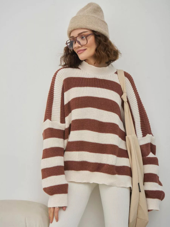 Női oversized csíkos kötött kapucnis pulóver