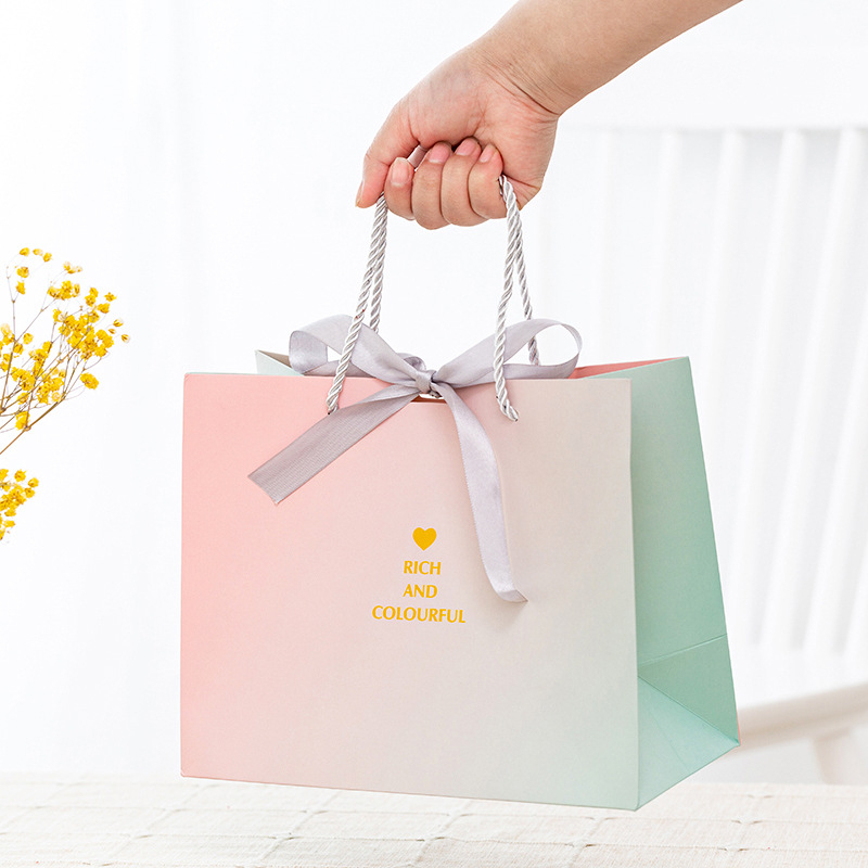 Geantă de hârtie pentru cadouri pentru haine, cu design gradient și personalizare a logo-ului