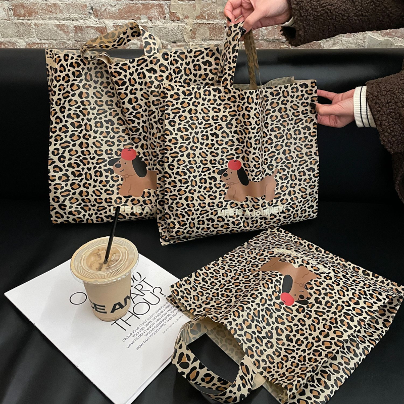 Geantă tote pentru haine cu imprimeu leopard și model desen animat – pentru haine pentru copii, mărimi XL 44×44×10 cm, L 39×39×10 cm, M 32×32×10 cm, S 28×28×9 cm