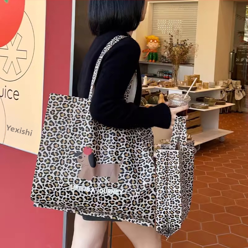 Geantă tote pentru haine cu imprimeu leopard și model desen animat – pentru haine pentru copii, mărimi XL 44×44×10 cm, L 39×39×10 cm, M 32×32×10 cm, S 28×28×9 cm