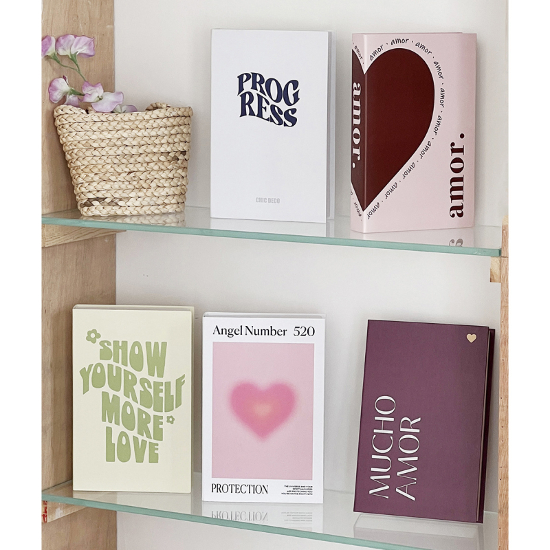 Carte falsă cu cutie decorativă în stil cremos, ornament realist pentru fotografie