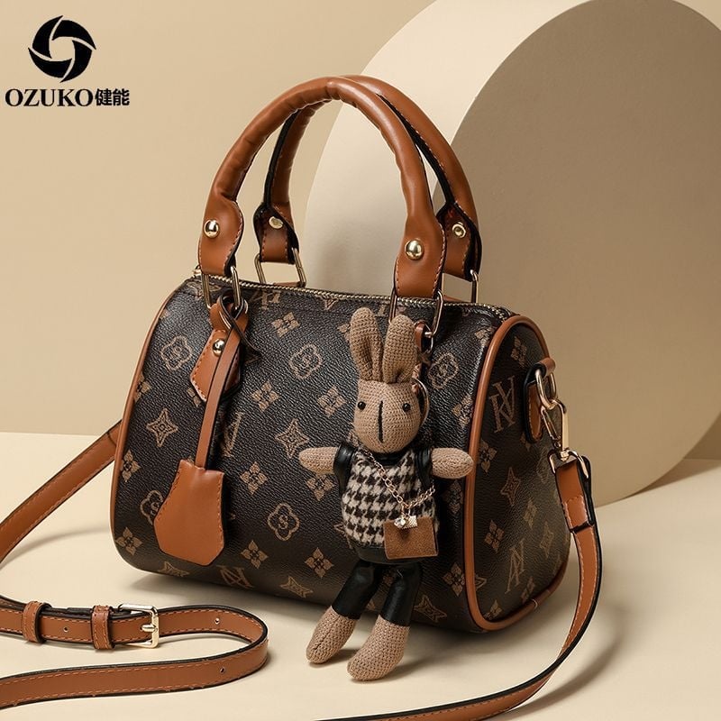 Ženska torbica 2023 – nova mekana koža s monogramom, oblik jastuka, Boston stil, torba za rame ili crossbody, otisak