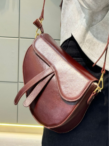 Ženska dizajnerska saddle torba, Proljeće 2025 – svestrana, visokokvalitetna crossbody torba s jednom remenom, koža prvog sloja goveda, srednja veličina, lagani luksuz